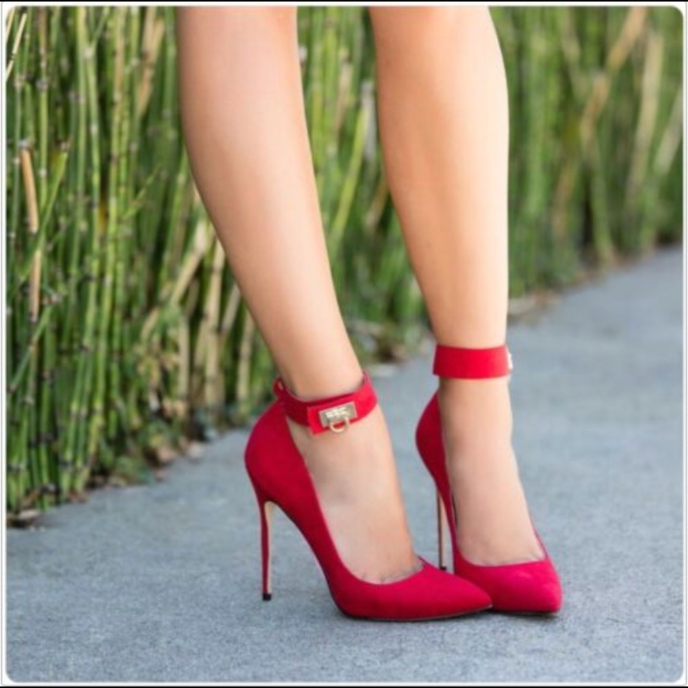 SOLD❣️Shoe Dazzle Red Heels With Gold Buckle Strap